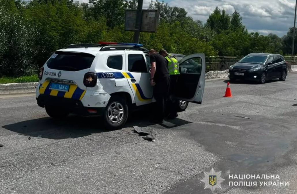 На Львівщині водій позашляховика здійснив умисний наїзд на поліцейського та пошкодив два службових авто