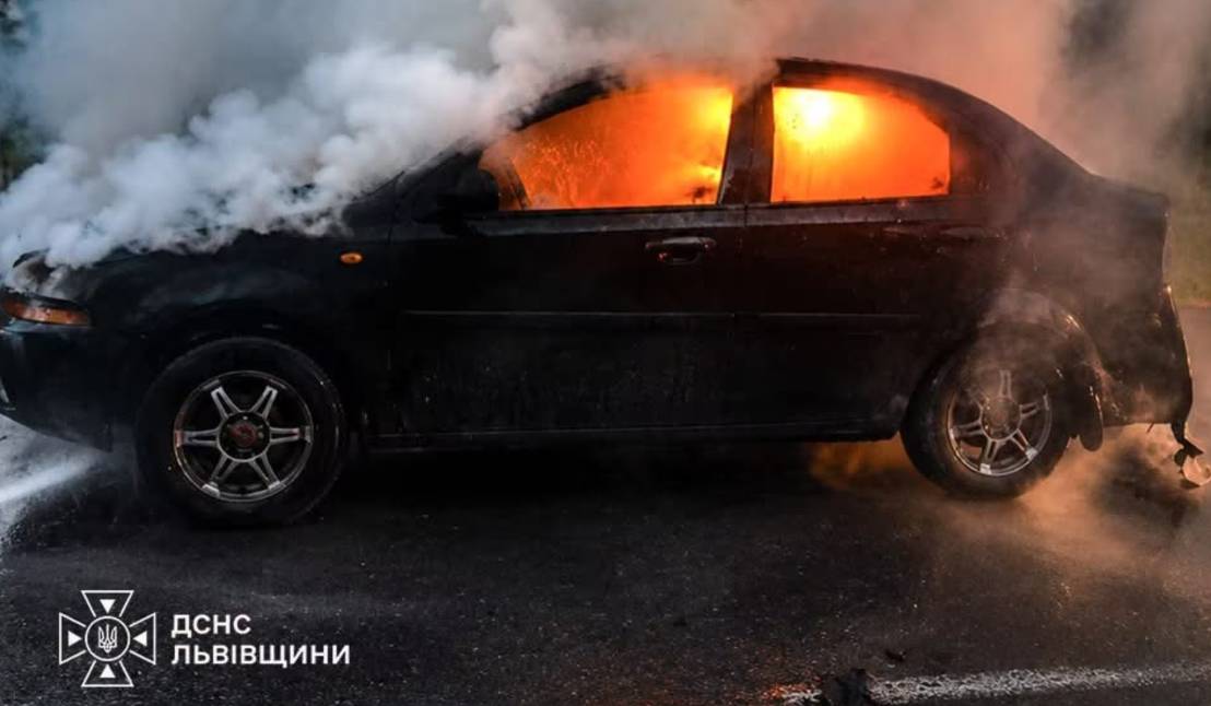 На Львівщині під час руху спалахнув автомобіль
