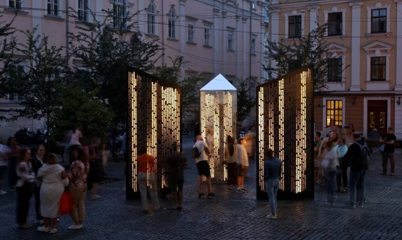 На площі Ангелів у Львові відкрили «Колони пам’яті»