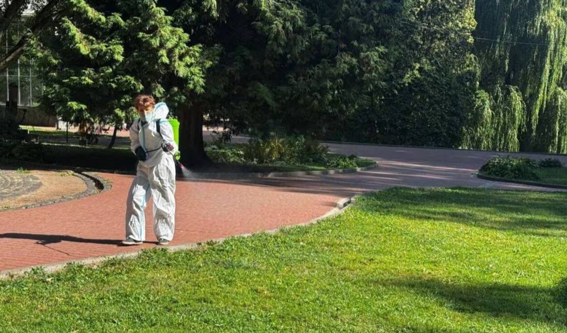 У Львові парки міста почали обробляти від кліщів