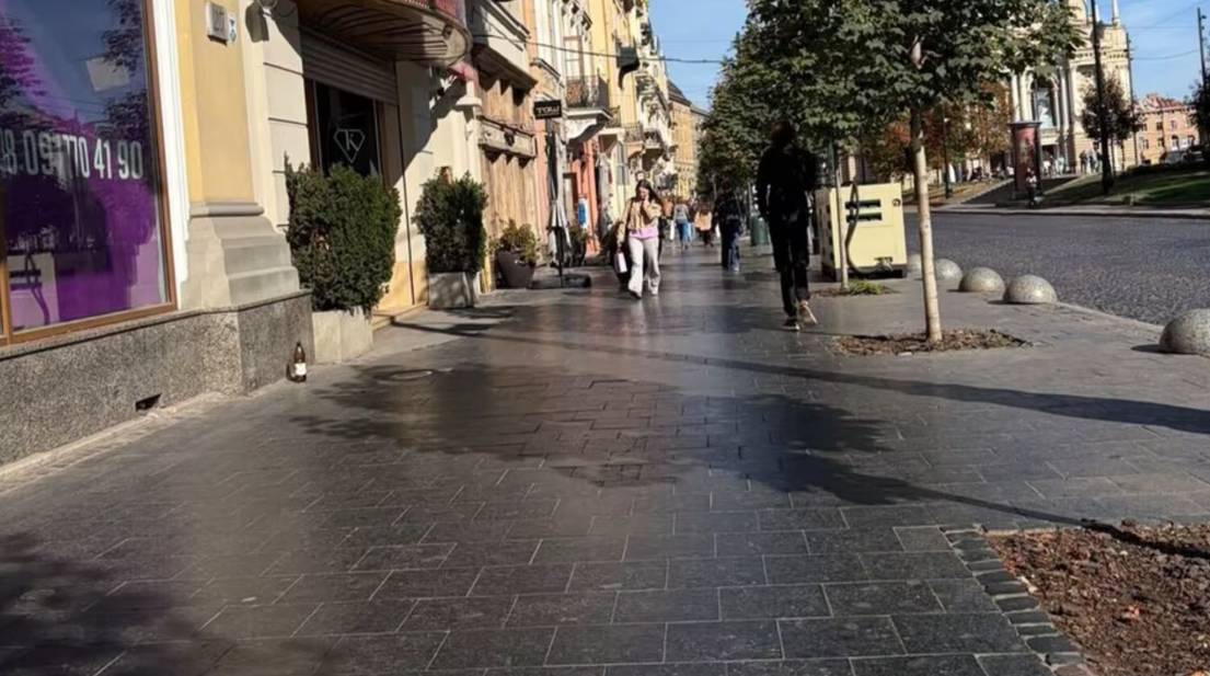 У Львові на проспекті Свободи продовжать роботи з обробки плитки