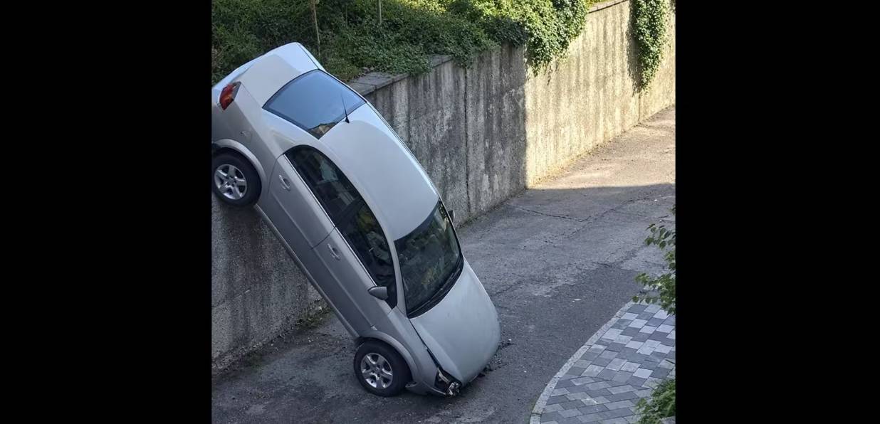У Львові автомобіль скотився на дорогу