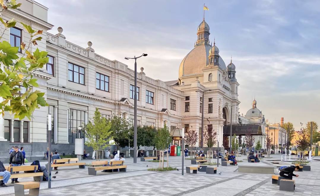 У Львові до Різдва на головному вокзалі встановлять 22-метрову живу ялинку