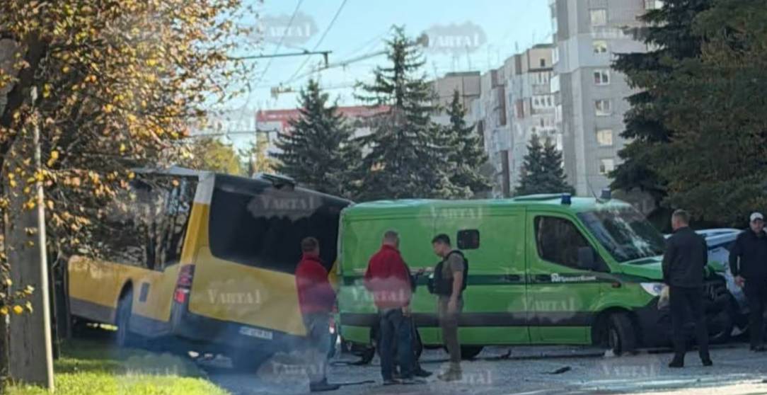 У Львові автобус зіткнувся з інкасаторською автівкою