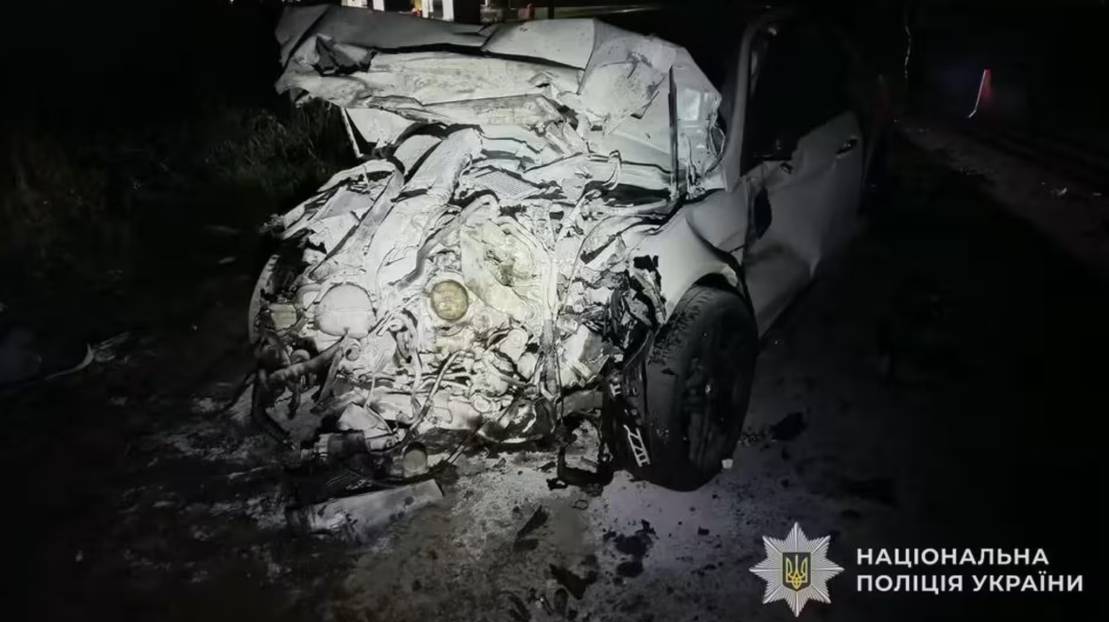 На Львівщині у ДТП сталося зіткнення автопоїзда та легковика