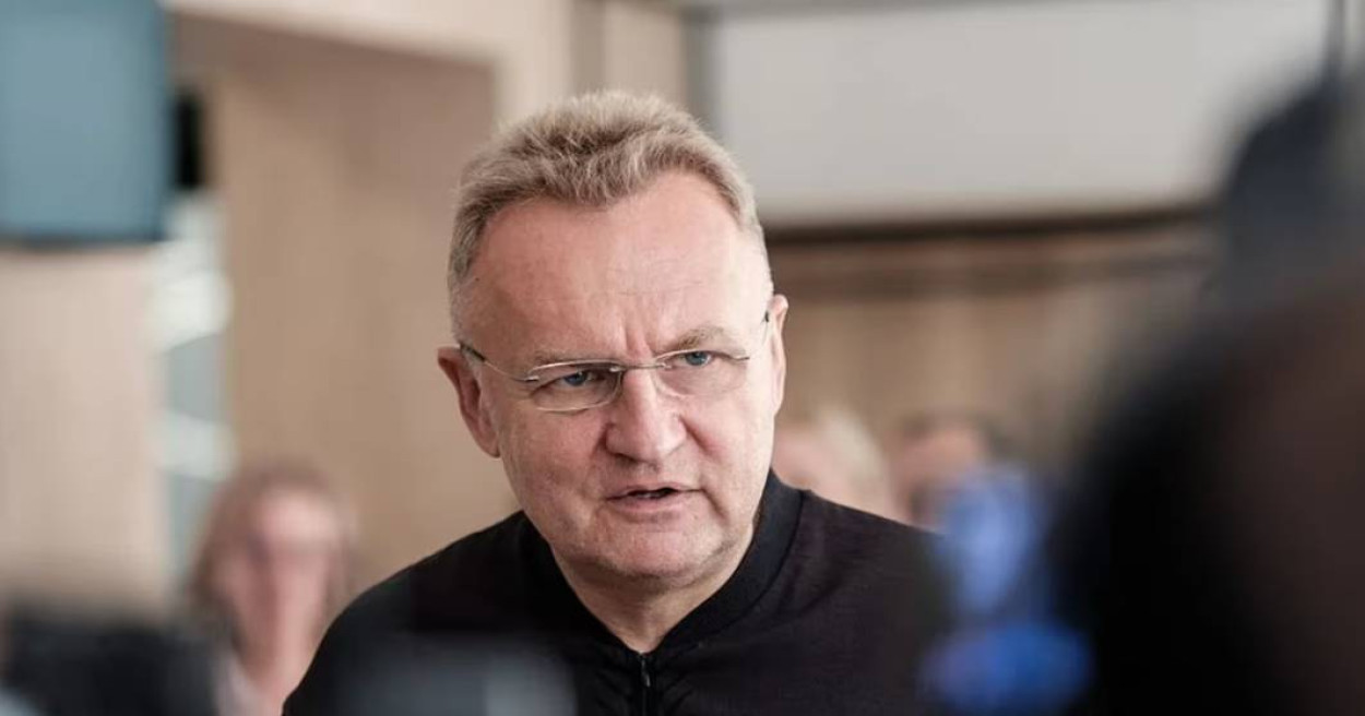 Садовий відмовився від зарплати через затримку виплат двірникам