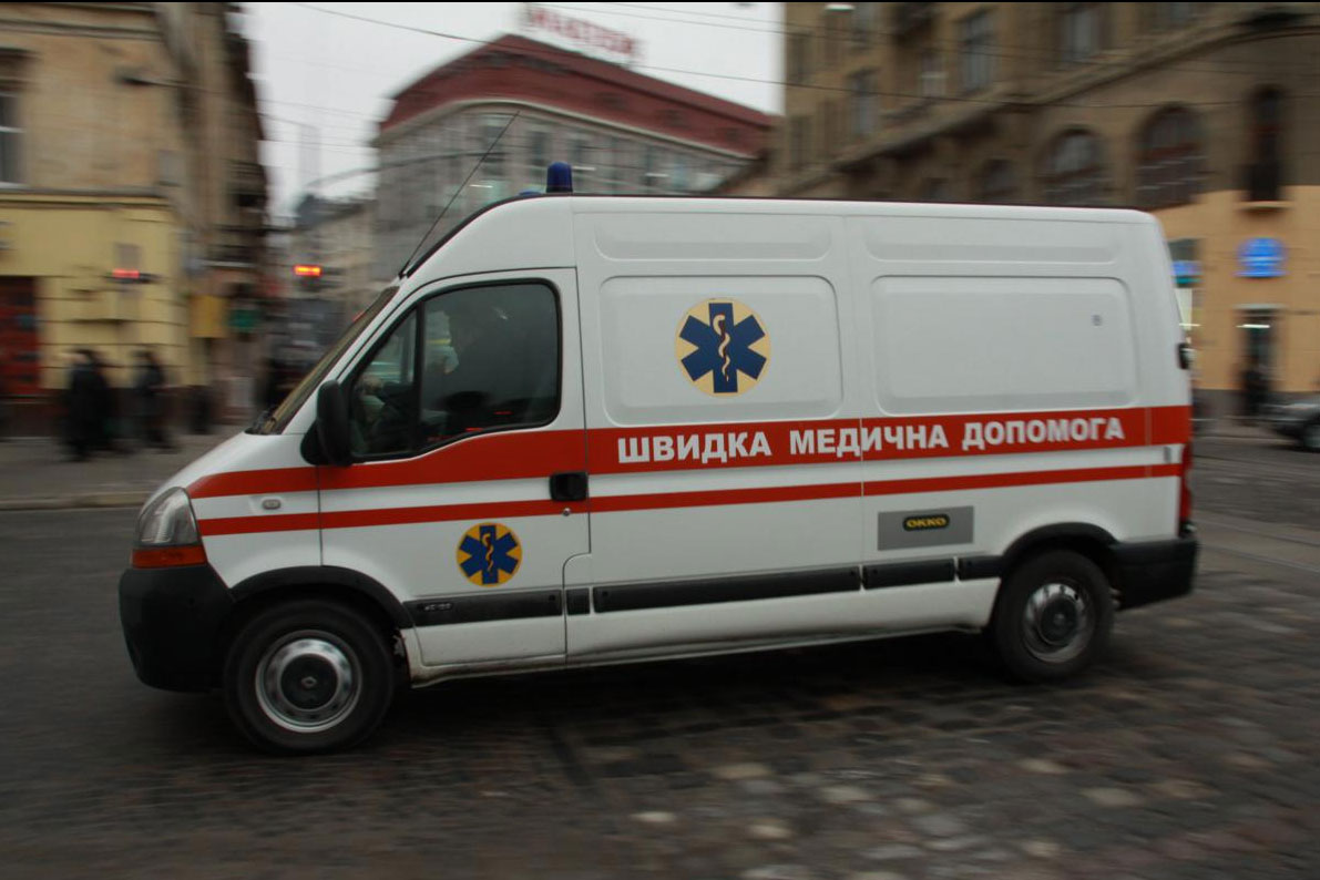 На вулиці Личаківській машина збила жінку з дитиною