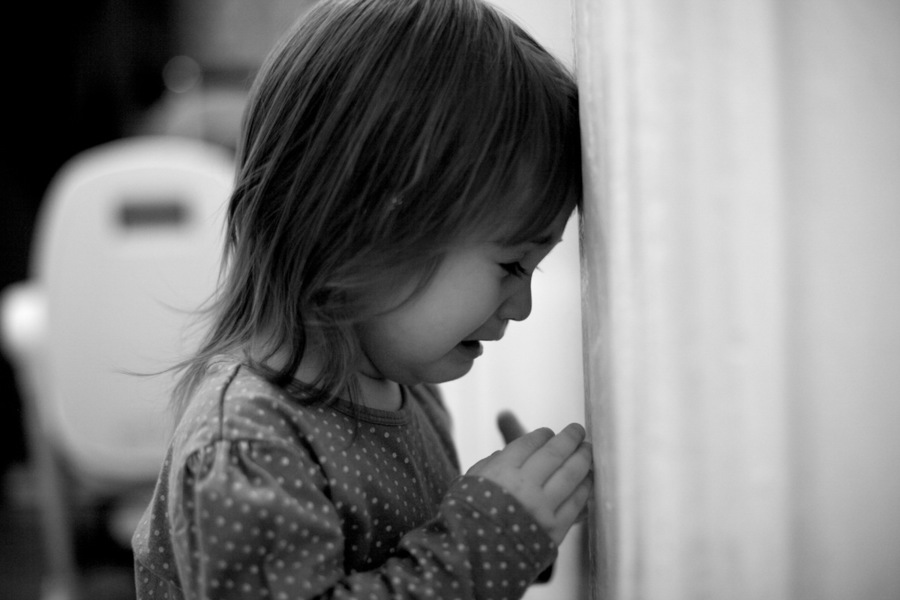На Львівщині у багатоповерхівці дитина зачинила на балконі сестру