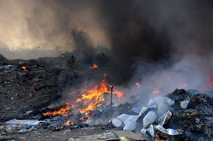 Неизвестные поджигают мусорники во Львове
